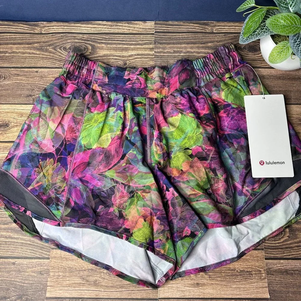 Lululemon Hotty Hot Low Rise Short 4" Lined NWT Size 8 (Vivid Floral Tone Multi)